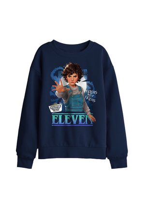 Marineblauer Pullover mit Grafik von Eleven aus Stranger Things, die nach vorne greift, trägt Overalls, Text "Friends Help Friends" und "Eleven."