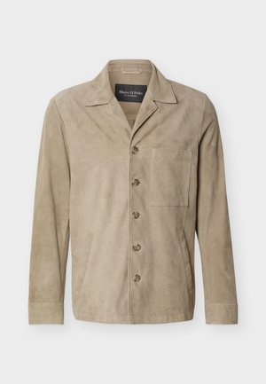 Μπεζ τζάκετ ανδρικό από σουέτ με μακριά μανίκια, κουμπιά μπροστά, τσέπη στο στήθος, δύο πλαϊνές τσέπες και κλασικό γιακά.