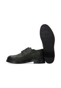 Donkergroene leren dandy schoenen met brogue-details, met een ronde neus, vetersluiting en een zwarte rubberen zool met rode stiksel.
