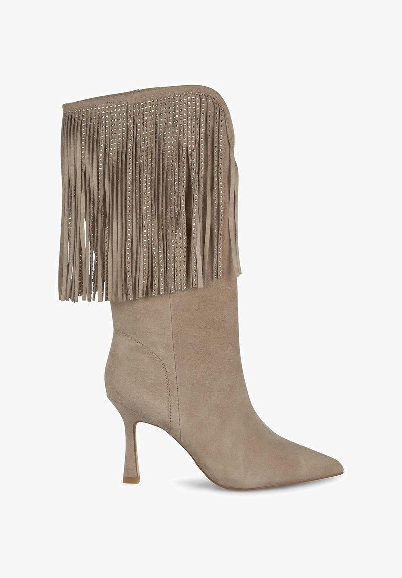 Beżowe zamszowe botki za kostkę z noskiem w kształcie szpica, szpilką oraz dekoracyjnymi frędzlami ozdobionymi drobnymi metalowymi ćwiekami.