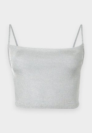 Srebrny metaliczny dzianinowy krótki top z cienkimi regulowanymi ramiączkami. Dopasowany krój i gładka faktura. Brak widocznych wzorów i elementów ozdobnych.