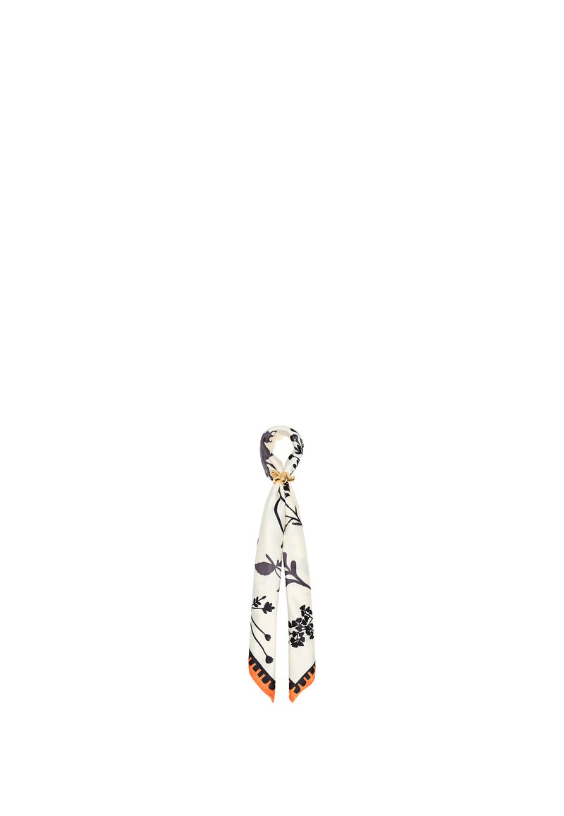 Bufanda de seda con patrones florales en negro sobre un fondo crema, con un ribete naranja en los extremos y un nudo decorativo en la parte superior.