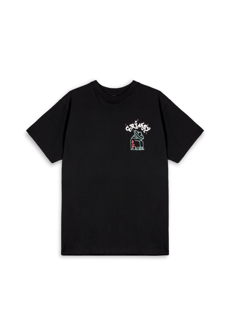Camiseta de algodón negra con mangas cortas, que presenta un diseño gráfico bordado en el lado izquierdo del pecho en colores verde, rojo y blanco.