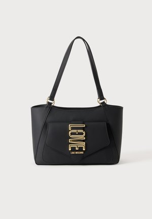 Sac à bandoulière en cuir noir avec poche avant à rabat, orné de lettres en métal doré "LOVE" et de texte "Love Moschino", deux bretelles.