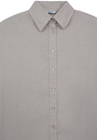 Camicia grigia chiara con bottoni, realizzata in tessuto testurizzato. Presenta colletto classico, sette bottoni sulla parte anteriore e una leggera lucentezza.