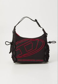 Svart axelväska i tyg med röda detaljer, med en framträdande logga, sidodragkedjedetaljer och justerbar rem. Texten lyder "FOR SUCCESSFUL LIVING."