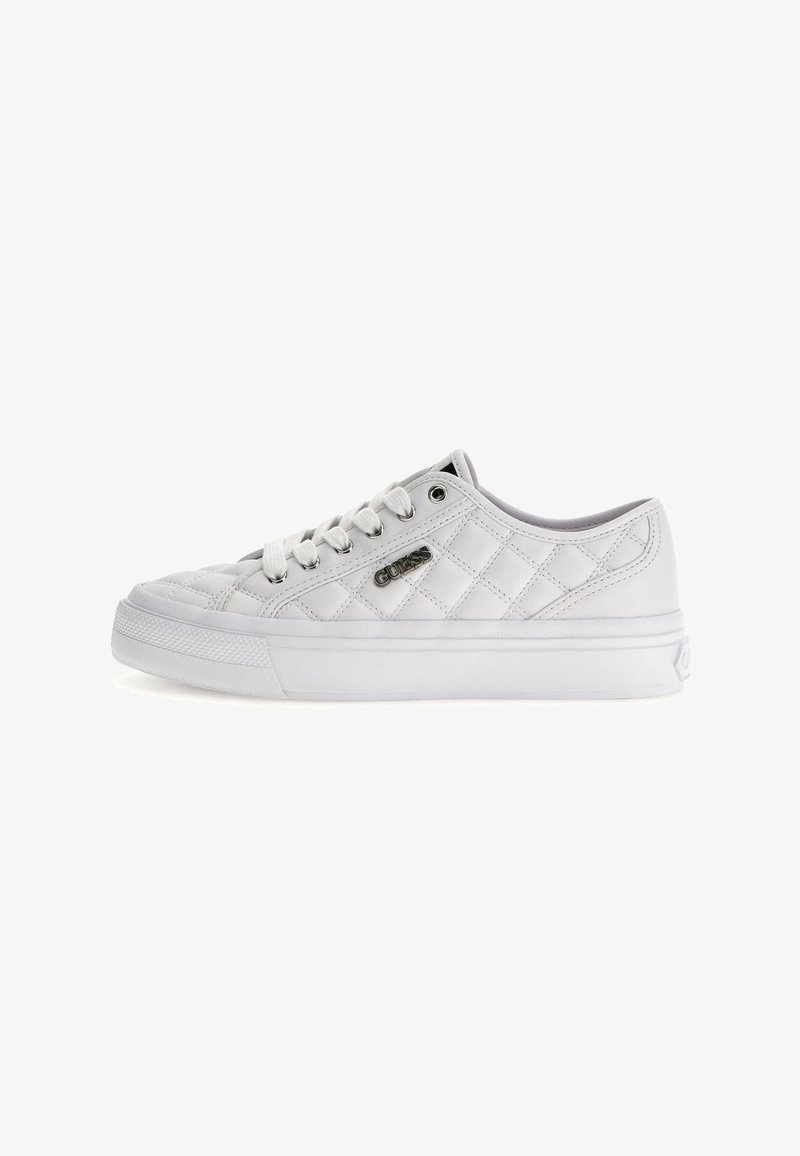 Baskets blanches matelassées avec une surface texturée, équipées de lacets ronds, d'œillets métalliques et d'un accent de logo sur le côté. Semelle en caoutchouc.