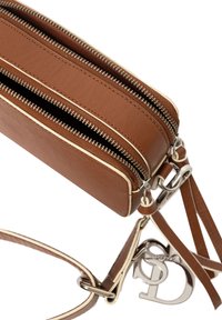 Sac en cuir brun à bandoulière avec deux compartiments zippés, quincaillerie en acier inoxydable, surface texturée et une sangle réglable avec un accent de logo.