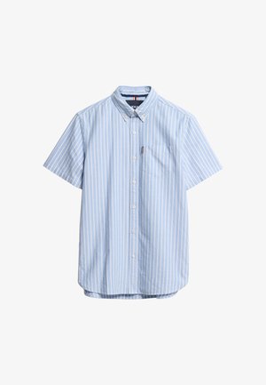 Kurzärmliges Hemd in Hellblau mit weißen vertikalen Streifen, ausgestattet mit einer Brusttasche und einem klassischen Kragen.