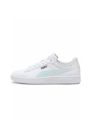 Sneaker bianco con tomaia in pelle liscia, striscia laterale blu chiaro e logo grigio impresso. Presenta una punta arrotondata e suola piatta in gomma.