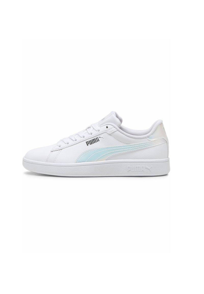 Sneaker bianco con tomaia in pelle liscia, striscia laterale blu chiaro e logo grigio impresso. Presenta una punta arrotondata e suola piatta in gomma.