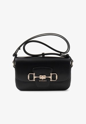 Zwarte leren schoudertas van Guess met goudkleurige horsebit-sluiting en verstelbare band op een witte achtergrond.