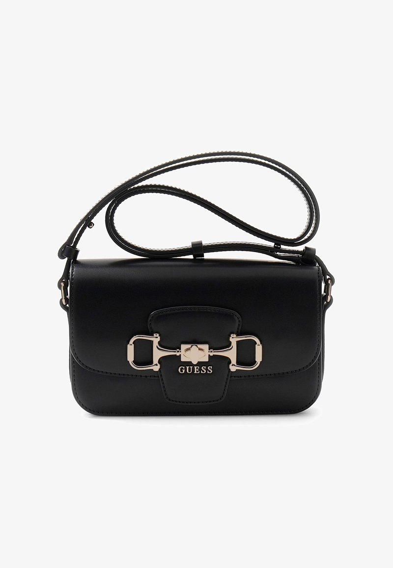 Crna Guess torba preko ramena od kože sa zlatnim kopčom u obliku konjskog uzde i podesivim remenom na bijeloj pozadini.