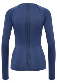 Marinblå långärmad träningströja med en figurnära design, som har strukturerade paneler och ventilerande mönster längs sidorna och ärmarna.