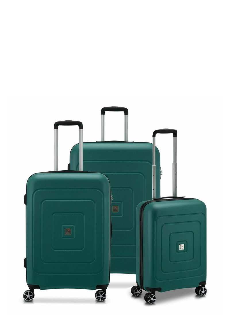 Tre valigie rigide di colore verde scuro con un design geometrico testurizzato. Presentano manici estensibili e ruote girevoli per una maggiore mobilità.