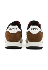 Sneakers in suede marrone e tessuto blu navy con accenti bianchi e branding sul tallone "SUN68," dotati di una suola testurizzata e un colletto imbottito.