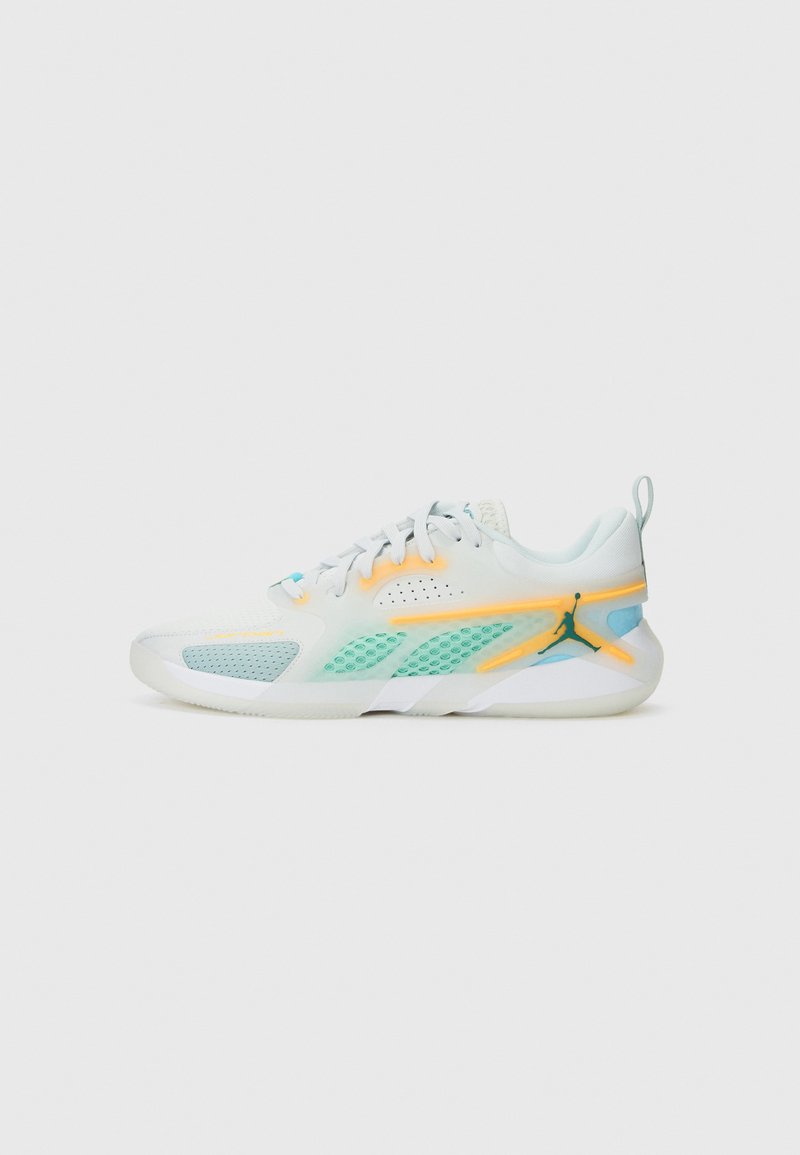 Weißer leichter Sportschuh mit einem Obermaterial aus Mesh, mint- und orangefarbenen Akzenten, strukturierten Bereichen und einem sichtbaren Logo an der Ferse.