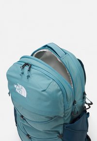 The North Face BOREALIS - Potovalni nahrbtnik - algae blue/midnight petrol