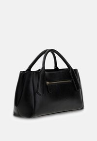 Czarna skórzana torebka na ramię z dwiema zaokrąglonymi uchwytami, o ustrukturyzowanym kształcie i przedniej kieszeni na zamek błyskawiczny. Tekstura jest chropowata i matowa.