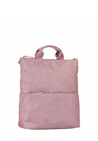 Sac fourre-tout en tissu rose avec deux poignées en haut, une poche avant et une texture lisse. Fermeture zippée et un branding minimal sur le devant.