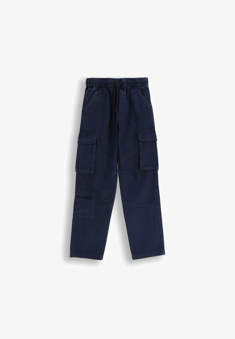 Granatowe spodnie cargo z elastycznym paskiem i sznurkiem. Posiadają wiele kieszeni oraz gładki, wytrzymały materiał. Prosty krój nogawki.