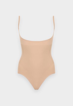 Bezešvé béžové body s tenkými nastavitelnými ramínky a čtvercovým výstřihem, navržené pro hladkou, přiléhavou siluetu.