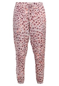Spodnie dresowe w jasnoróżowym kolorze, pokryte ciemnoróżowymi i burgundowymi plamami w leopardzi wzór, z elastycznym paskiem w talii i ściągaczem oraz zwężanymi nogawkami.