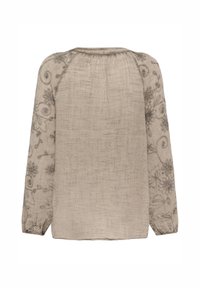 Bluză cu mânecă lungă dintr-un material bej deschis, cu broderie florală pe mâneci și un decolteu plisat pentru un plus de textură.