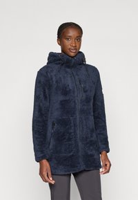 Giacca in fleece blu navy con cappuccio, chiusura con zip, due tasche laterali e cordini regolabili. Tessuto morbido e testurizzato.