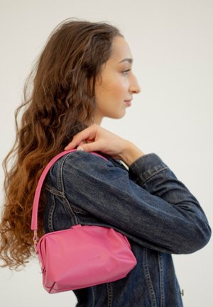 Borsa a tracolla in pelle rosa con superficie testurizzata, forma rettangolare e una sola tracolla, esposta su uno sfondo semplice.