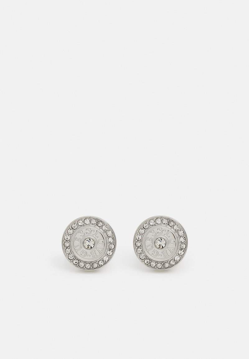 Cercei circulare din argint, cu un rhinestone clar în centru și o margine de rhinestones mai mici, având text embosat în jurul marginii.