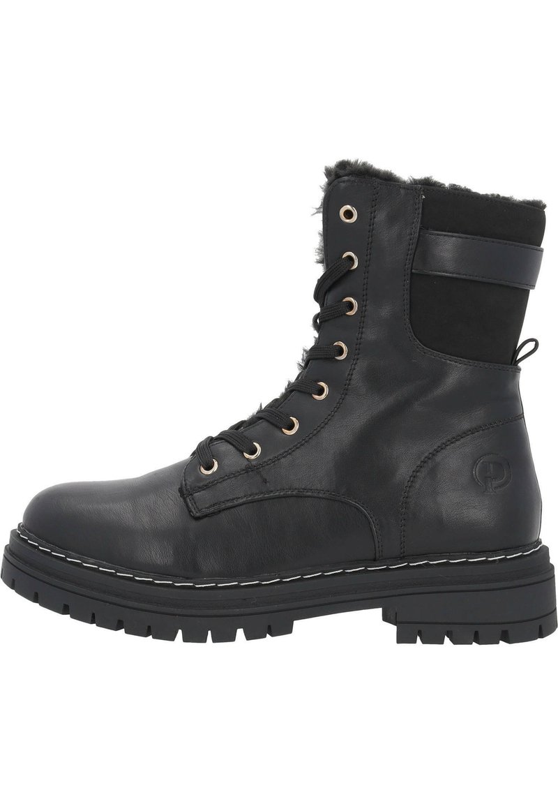 Bota negra de cuero hasta el tobillo con forro de piel sintética, ojales de metal y suela gruesa. Presenta costuras en contraste y una correa acolchada en el tobillo.