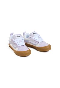 Sneakers viola e bianchi con una tomaia in suede e tela, lacci bianchi e suola in gomma beige. Presentano un logo sulla linguetta.