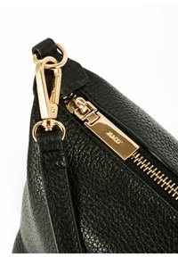 Rogaty czarny, textured skórzany worek z złotym suwakiem i zapięciem, przymocowany do czarnego skórzanego paska na białym tle.