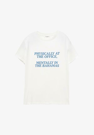 Valkoinen puuvillapaita, jossa on sininen teksti, joka sanoo "PHYSICALLY AT THE OFFICE, MENTALLY IN THE BAHAMAS." Mukava pyöreä kaula-aukko ja lyhyet hihat.