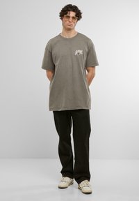 MJ Gonzales HEAVY ACID WASHED - T-shirts med print - asphalt