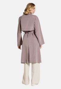 Lichtpaarse waterdichte trenchcoat met een cropped ontwerp, een ceintuur in de taille, brede mouwen en een split aan de achterkant. Gladde, glanzende textuur.