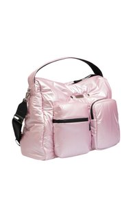 Roze puffy schoudertas met een glanzende afwerking, voorzien van een verstelbare schouderband, voorzakken met rits en een zachte, gequiltte textuur.