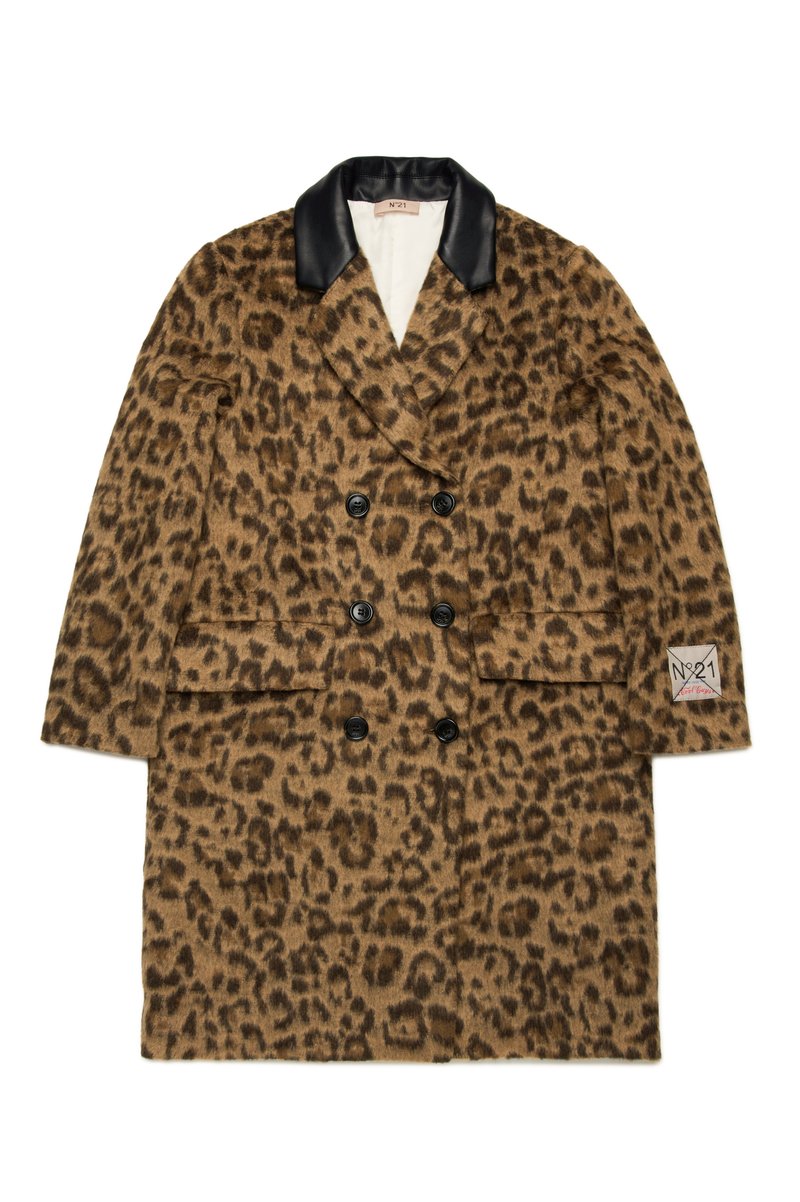 Cappotto doppiopetto a stampa leopardata nei toni marroni e beige con colletto in pelle nera, dotato di due tasche frontali e un patch con logo.