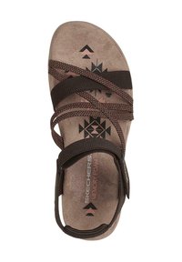 Sandalo marrone con cinturini incrociati, soletta in memory foam e motivi geometrici su una suola di colore marrone chiaro. Presenta una cinghia alla caviglia regolabile.