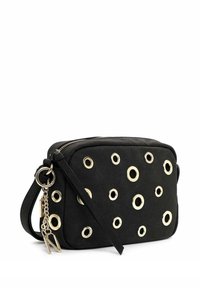 Borsa a tracolla in tessuto nero con occhielli dorati. Presenta una chiusura con cerniera, tracolla regolabile e dettagli con charm. Forma rettangolare con texture liscia.