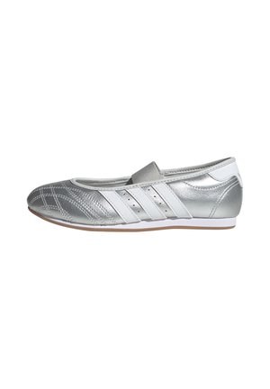 Sølv slip-on balletflat med hvide striber på siderne og tan sål, med quiltet tå og elastik over vristen.