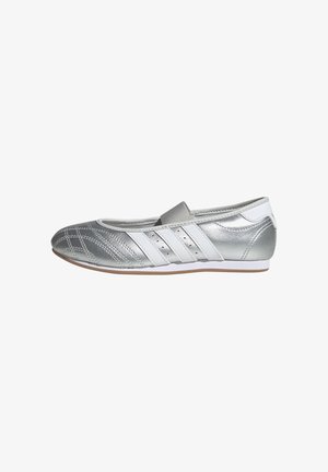 Zilveren slip-on balletflat met witte strepen aan de zijkanten en een beige zool, met doorgestikte neus en elastische band over de wreef.