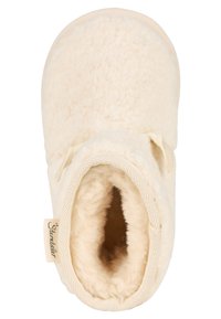 Cremfarbene Hausschuh-Stiefel mit einer weichen, plüschigen Textur, elastischem Verschluss und einem Etikett. Runde Form mit nahtlosem Oberdesign.