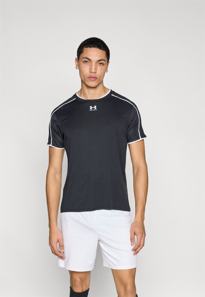 Μαύρο αθλητικό μπλουζάκι με λευκές λεπτομέρειες και στρογγυλή λαιμόκοψη. Κοντά μανίκια και ύφασμα που απομακρύνει την υγρασία. Λογότυπο της μάρκας στο στήθος.