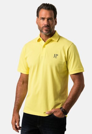 Gele polo shirt van katoen met een korte kraag, voorzien van een donker logo "JP 1880" aan de linkerkant. Casual pasvorm met korte mouwen.