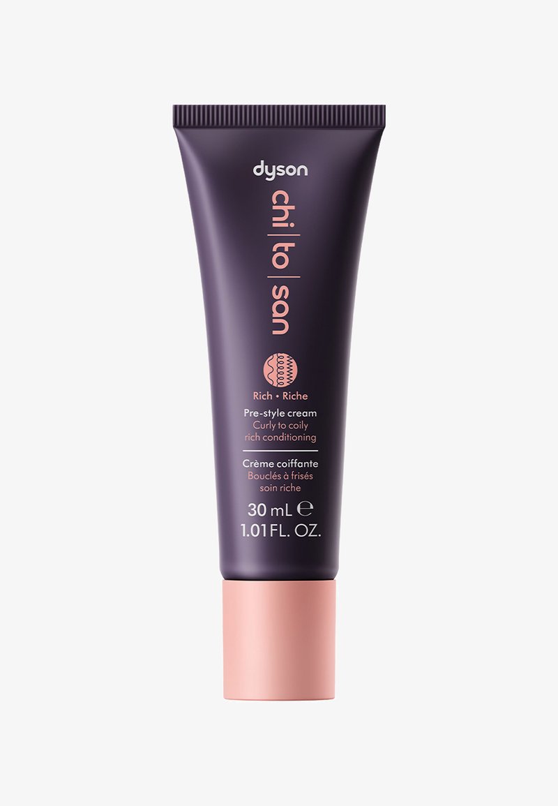 Donkerpaarse tube met een roze dop, gelabeld "Dyson chi|to|san" en "Pre-style cream." Bevat 30 mL rijke conditionerende crème voor krullend tot kroezend haar.
