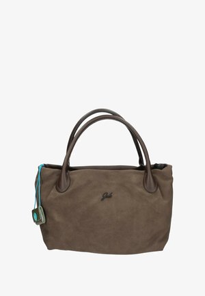 Borsa in suede marrone con manici in pelle marrone scuro, piccolo logo nero sulla parte anteriore e un tag di corda blu attaccato a un lato.