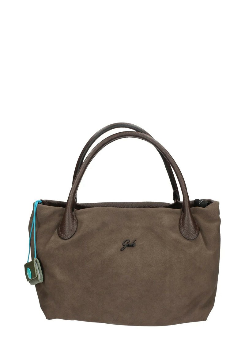 Borsa in suede marrone con manici in pelle marrone scuro, piccolo logo nero sulla parte anteriore e un tag di corda blu attaccato a un lato.