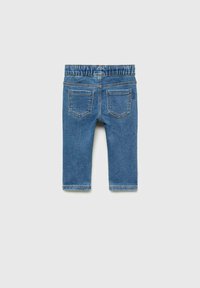 Denimjeans i blå färg, elastisk midja, kort längd och två bakfickor med subtila sömnadsdetaljer.